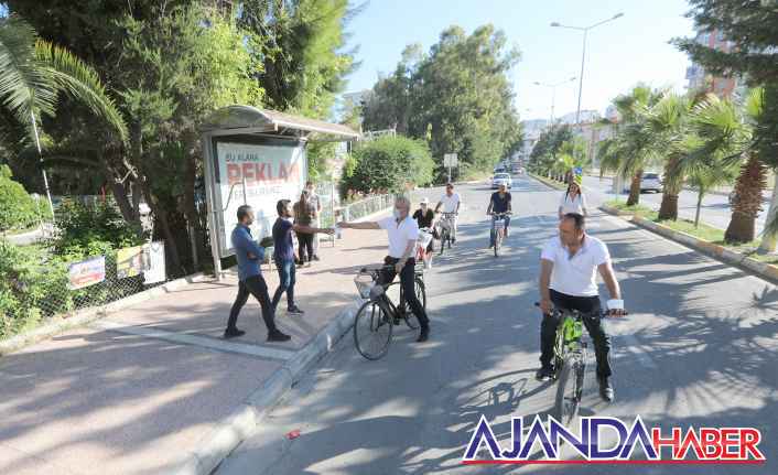 Bisikletle 20 kilometre boyunca maske dağıttı