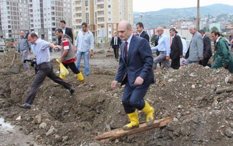 Afet bölgesine bakan yağdı