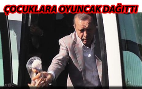 Çocuklara oyuncak dağıtı