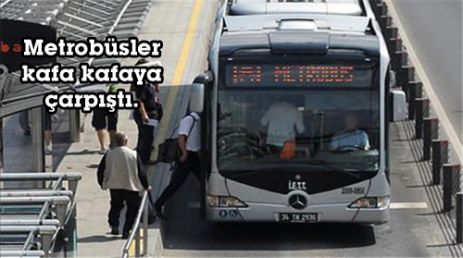 Metrobüsler kafa kafaya çarpıştı