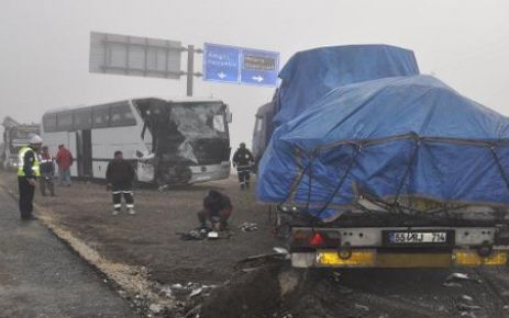 Sis ve buzlanma nedeniyle zincirleme kaza: 9 yaralı